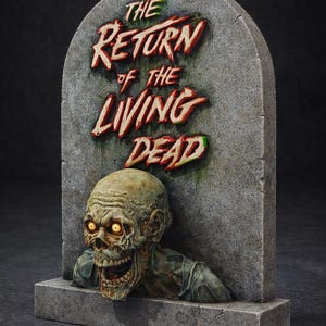 Może przedstawiać: Szara płyta nagrobna z napisem "THE RETURN OF THE LIVING DEAD" w czerwonych i zielonych literach. Z figury zombie z świecącymi żółtymi oczami wyłania się z nagrobka, tworząc upiorną dekorację na Halloween.
