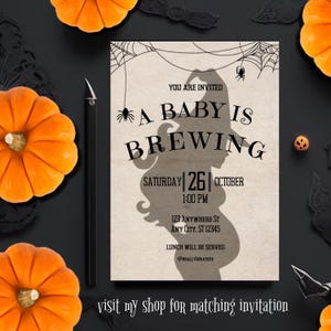 Puede incluir: Una invitaci&oacute;n a una fiesta de bienvenida al beb&eacute; con tem&aacute;tica de Halloween con una silueta negra de una bruja con un sombrero puntiagudo y una barriga redonda. El texto dice "Est&aacute;s invitado a una fiesta de bienvenida al beb&eacute; A Baby is Brewing S&aacute;bado 26 Octubre 1:00 PM 123 Anywhere St Any City, ST 12345 Se servir&aacute; el almuerzo @reallygreatsite"