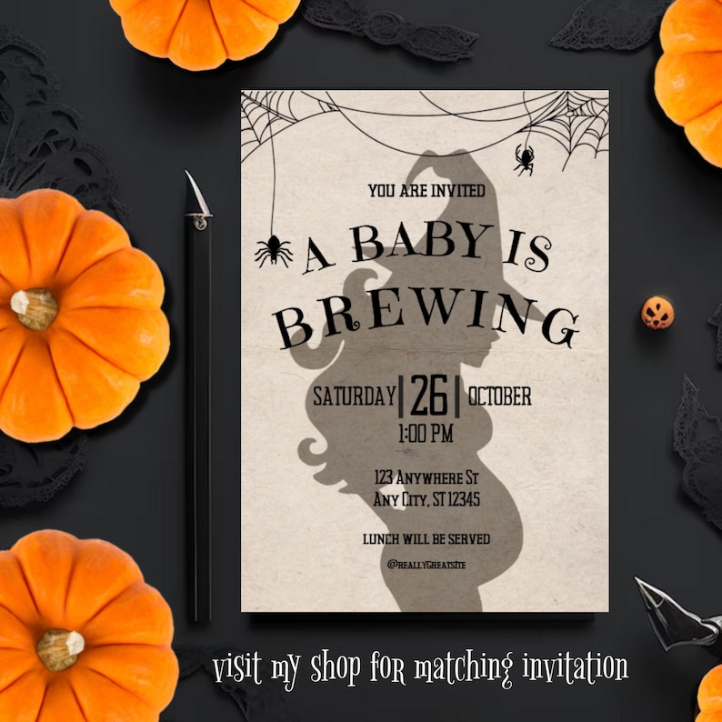 Puede incluir: Una invitaci&oacute;n a una fiesta de bienvenida al beb&eacute; con tem&aacute;tica de Halloween con una silueta negra de una bruja con un sombrero puntiagudo y una barriga redonda. El texto dice "Est&aacute;s invitado a una fiesta de bienvenida al beb&eacute; A Baby is Brewing S&aacute;bado 26 Octubre 1:00 PM 123 Anywhere St Any City, ST 12345 Se servir&aacute; el almuerzo @reallygreatsite"