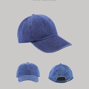 Può includere: Cappellino da baseball in denim blu con visiera curva. Il cappello ha un classico design a sei pannelli e un cinturino regolabile sul retro. Il marchio "HATCHOICE" è stampato in alto.