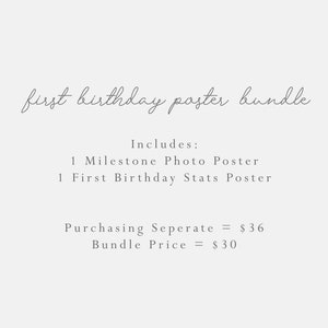 Op de afbeelding: Tekst op een witte achtergrond die "first birthday poster bundle" luidt en de items in de bundel opsomt: 1 Milestone Photo Poster en 1 First Birthday Stats Poster. De tekst vermeldt ook dat het kopen van de posters apart &euro; 36 kost, terwijl de bundelprijs &euro; 30 is.