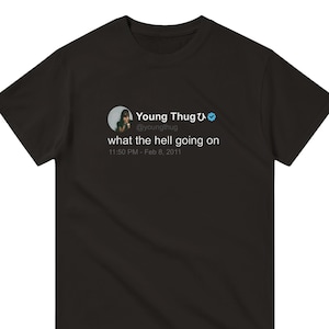 Puede incluir: Camiseta negra con un gráfico blanco de un tuit de la cuenta de Twitter de Young Thug. El tuit dice "what the hell going on" y está fechado el 8 de febrero de 2011.