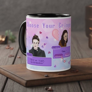 Può includere: Una tazza in ceramica bianca con un bordo e un manico neri. La tazza ha uno sfondo rosa e viola con un design pixelato che dice "Choose Your Cringe". Ci sono due personaggi dei cartoni animati sulla tazza, uno maschile e uno femminile. Il personaggio maschile indossa una giacca nera e ha i capelli scuri. Il personaggio femminile indossa una giacca marrone e ha i capelli lunghi e castani. La tazza ha del testo che dice "Bella", "Unn", "Edward", e "Hold on tight, Spidermonkey".