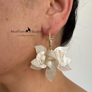 フラワーイヤリング ゴールドフープイヤリング フラワーダングルイヤリング ホワイトフロアイヤリング ブライダルイヤリング ブライズメイドギフト 彼女への贈り物