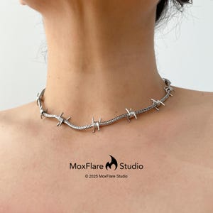 Collier en fil de fer barbelé. Collier gothique, collier en acier inoxydable, collier de l'an 2000, années 90, collier tendance, collier pour homme, collier pour femme