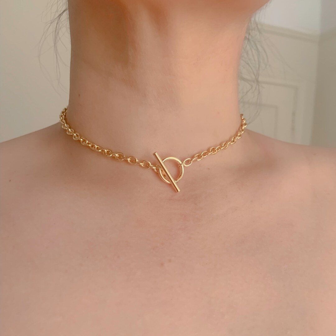 WOMEN'S GOLD BRASS WOVEN CHAIN CHOKER WITH OVAL LINK CENTER