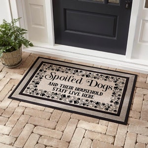 Lustiges Küchentuch Mit Spruch „Spoiled Dogs And Their Household Staff Live Here“ – Perfekt Für Hundeliebhaber