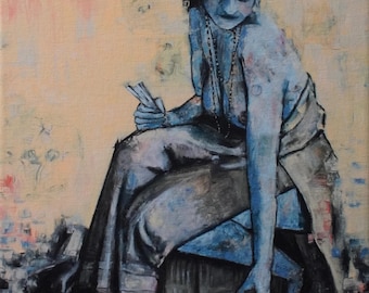 Può includere: Un dipinto su tela raffigurante una figura dai toni blu seduta che tiene in mano una carta, con diverse carte e una collana di perline sparse sotto. La figura ha capelli scuri adornati con un fiore. La firma Kyle Stanley è visibile.