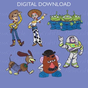 Puede incluir: Descarga digital con personajes de dibujos animados bordados, incluyendo un vaquero, una vaquera, extraterrestres, Buzz Lightyear, un perro salchicha y el Sr. Potato. El texto "DIGITAL DOWNLOAD" está en la parte superior. El fondo es de color lila claro.