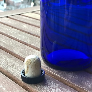 Extra kurken voor blauwe zonneflessen