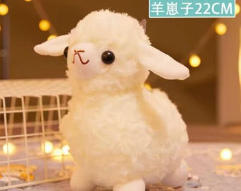 Un adorable cordero de peluche blanco, suave, esponjoso y perfecto para abrazar, decoración de regalo para sala de estar, sofá y automóvil.