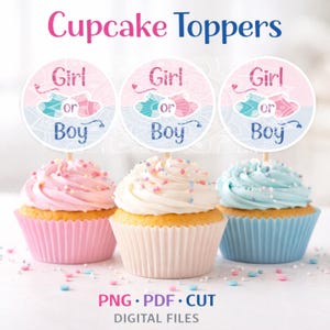 Puede incluir: Tres cupcakes con glaseado rosa, blanco y azul, cada uno coronado con un adorno circular para cupcakes "Girl or Boy". Los adornos presentan patucos de bebé en rosa y azul. El texto en la parte superior dice "Cupcake Toppers".