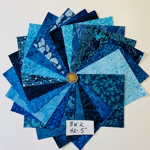 Peut inclure: Un ensemble de 42 carrés de tissu batik bleu et blanc, chacun mesurant 12,7 cm. Les carrés sont disposés en cercle avec le texte "BW 2 42 - 5" écrit sur une étiquette blanche.