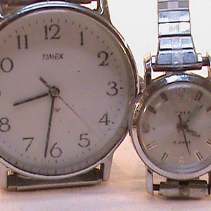 2 Vintage TIMEX Herren- und Damenuhren braucht Batterie für Teile