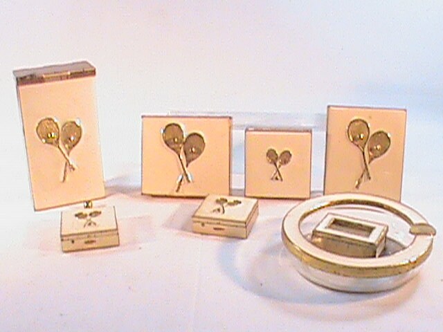 Vintage 1970er Jahre Verkaufsproben Elfenbeinfarbene Emaille und Kupferfarbene Accessoire-Hüllen Zigarettenspitze mit Elfenbein-Aschenbecher Pillendose-Kontaktkasten
