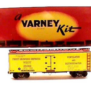 Puede incluir: Un kit de vagón de tren modelo vintage de Varney. La caja del kit es roja con un óvalo amarillo y el logotipo de Varney Kit. El vagón amarillo está etiquetado como "Fruit Growers Express" y "Ventilator and Refrigerator".