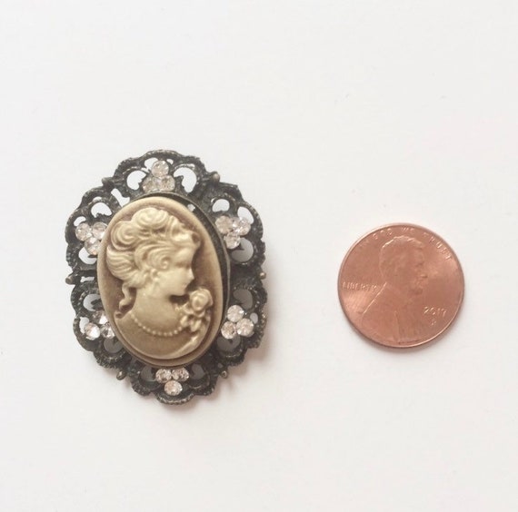 Broche Camée Avec Strass Pour Femme - Jolie Et En Très Bon état - Occasion