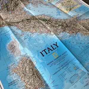 Carte vintage de l'ITALIE. Grand, plié à plat, recto-verso. 22 x 33 pouces. National Geographic, 1995.
