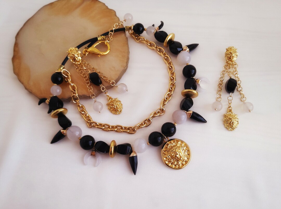Handmade Jewelry Trends 2023/ Black and White Agate Chain Necklace With Gold Lion Head Pendant