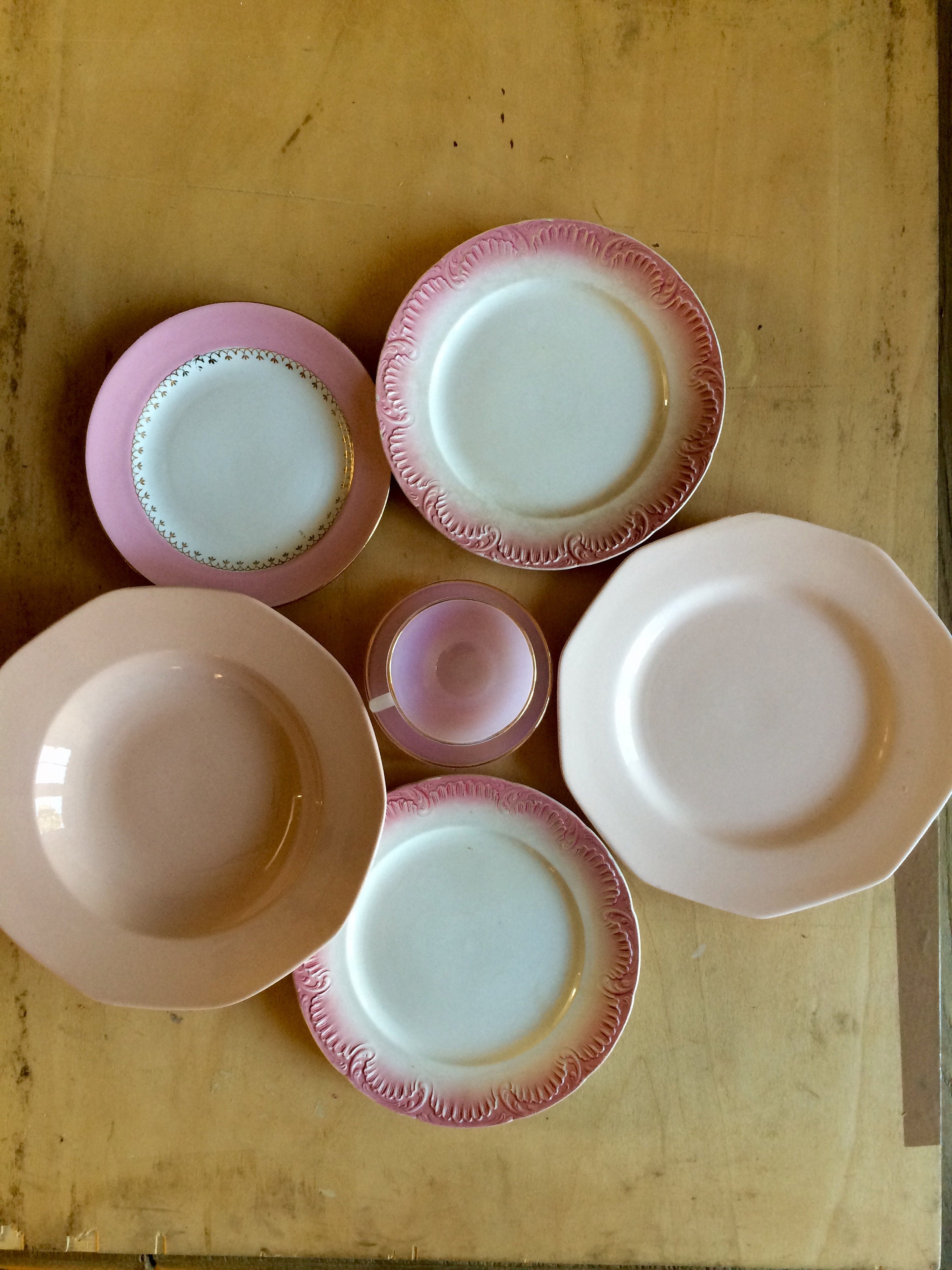 Assiettes Plates Creuses à Dessert Dépareillées de Couleur Rose