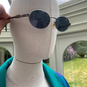 Vintage 1990-tals Y2K Gianni Versace solglasögon Mod S09 grå runda ovala glas i John Lennon-stil bild 10