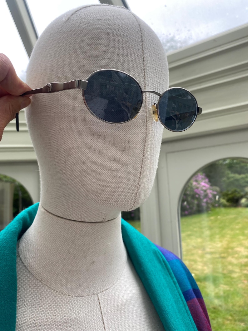 Vintage 1990-tals Y2K Gianni Versace solglasögon Mod S09 grå runda ovala glas i John Lennon-stil bild 10