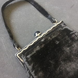 Antike viktorianische Trauertasche aus schwarzem Samt mit Markasit-Schlangenrahmen und Onyx-Verschluss