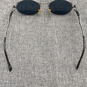 Vintage 1990-tals Y2K Gianni Versace solglasögon Mod S09 grå runda ovala glas i John Lennon-stil bild 3
