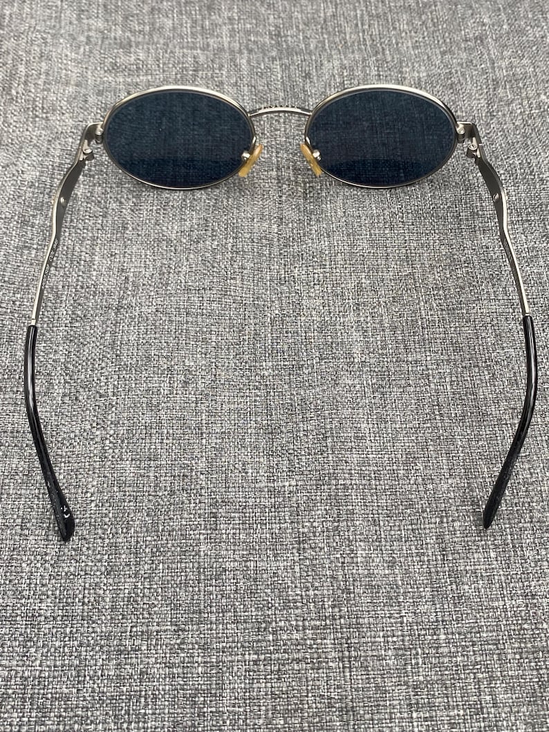 Vintage 1990-tals Y2K Gianni Versace solglasögon Mod S09 grå runda ovala glas i John Lennon-stil bild 3