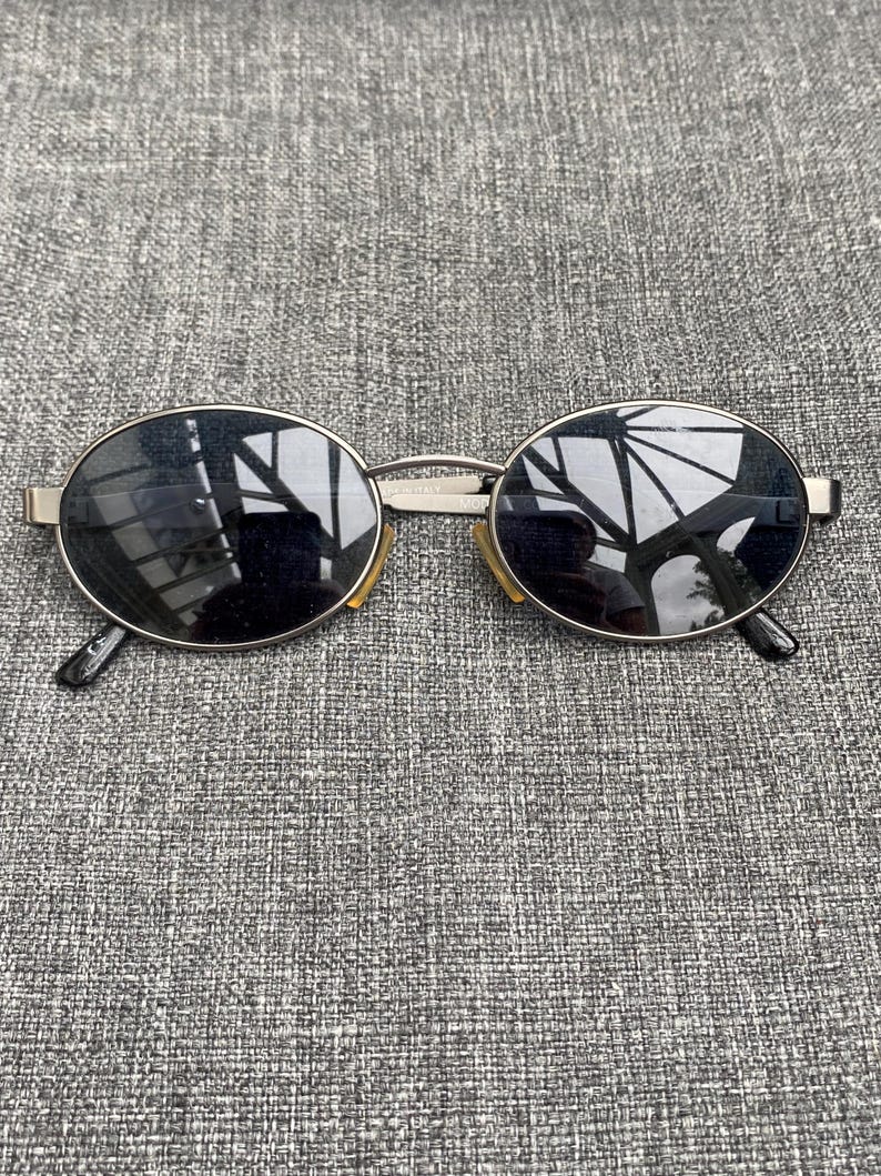 Vintage 1990-tals Y2K Gianni Versace solglasögon Mod S09 grå runda ovala glas i John Lennon-stil bild 1