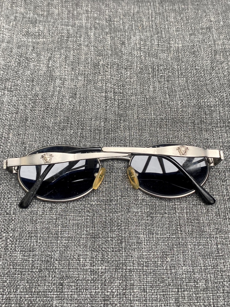 Vintage 1990-tals Y2K Gianni Versace solglasögon Mod S09 grå runda ovala glas i John Lennon-stil bild 2
