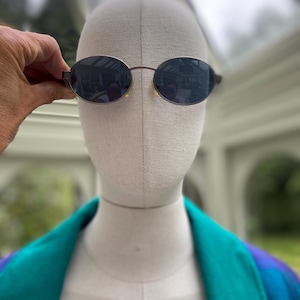 Vintage 1990-tals Y2K Gianni Versace solglasögon Mod S09 grå runda ovala glas i John Lennon-stil bild 9