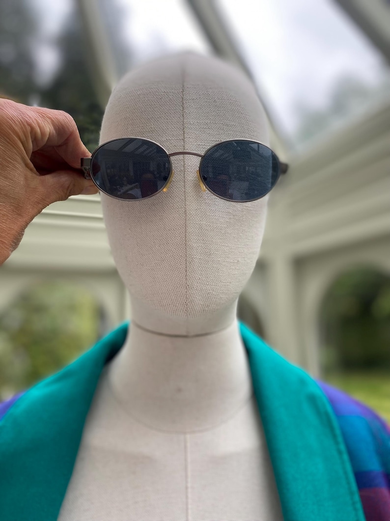 Vintage 1990-tals Y2K Gianni Versace solglasögon Mod S09 grå runda ovala glas i John Lennon-stil bild 9