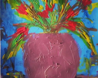 Op de afbeelding: Een olieverfschilderij op doek met een dikke, textuurrijke impasto-verflaag. Een grote, ronde mauve vaas staat in het midden, gevuld met een levendig boeket van rode bloemen en groene bladeren tegen een helderblauwe achtergrond.