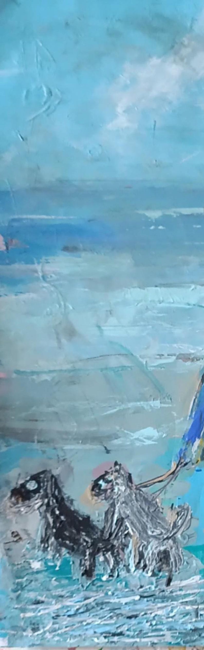 K&ouml;nnte beinhalten: Ein &Ouml;lgem&auml;lde auf Leinwand, das zwei Hunde, einen schwarzen und einen grauen, beim Spaziergang am Strand zeigt. Das Bild zeichnet sich durch einen strukturierten Farbauftrag in Blau und Wei&szlig; aus, der Meereswellen und einen hellen Himmel darstellt.