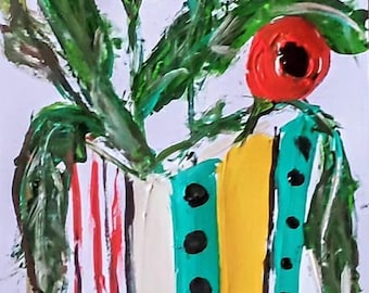 Op de afbeelding: Een acrylverfschilderij op een witte achtergrond met drie levendige rode bloemen met donkere harten en groene bladeren. De bloemen staan in een gestileerde vaas versierd met verticale strepen in geel, groenblauw en rood, samen met zwarte stippen.