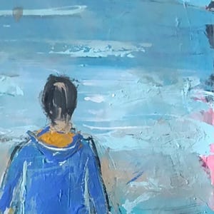 K&ouml;nnte beinhalten: Ein &Ouml;lgem&auml;lde auf Leinwand, das eine Person von hinten zeigt, die im flachen Wasser am Strand steht. Die Person tr&auml;gt eine leuchtend blaue Kapuzenjacke mit gelbem Innenfutter und eine dunkle Shorts. Die Szene zeigt texturierte blaue Meereswellen.