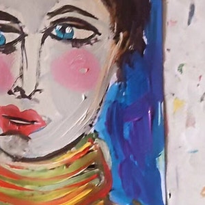 以下が含まれることがあります： 青い目と赤い唇をした人のカラフルな絵画。その人は黄色、緑、赤のストライプのシャツを着ています。背景は青です。