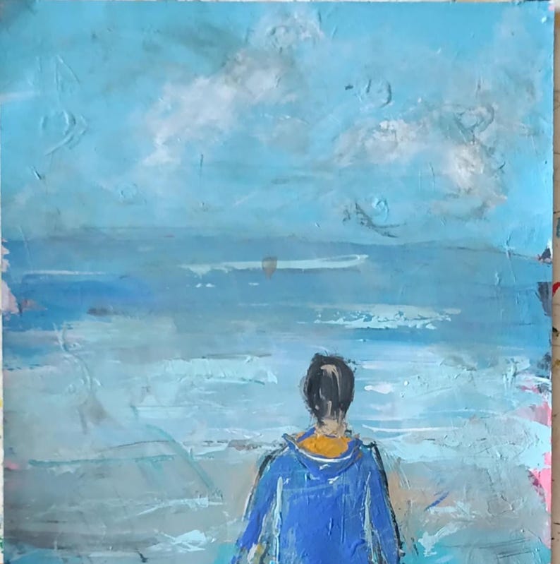 K&ouml;nnte beinhalten: Ein &Ouml;lgem&auml;lde auf Leinwand, das eine Person von hinten zeigt, die eine leuchtend blaue Kapuzenjacke tr&auml;gt und vor einer strukturierten, abstrakten Meereslandschaft steht. Das Bild zeigt Schattierungen von Hellblau, Wei&szlig; und Grau.