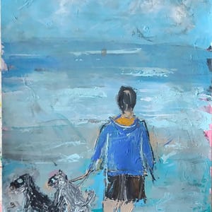 K&ouml;nnte beinhalten: Ein &Ouml;lgem&auml;lde auf Leinwand zeigt eine Person von hinten, die eine leuchtend blaue Kapuzenjacke und dunkle Shorts tr&auml;gt und zwei Hunde an der Leine an einem Sandstrand ausf&uuml;hrt. Die Szene zeigt einen hellblauen Himmel und strukturierte Wellen.