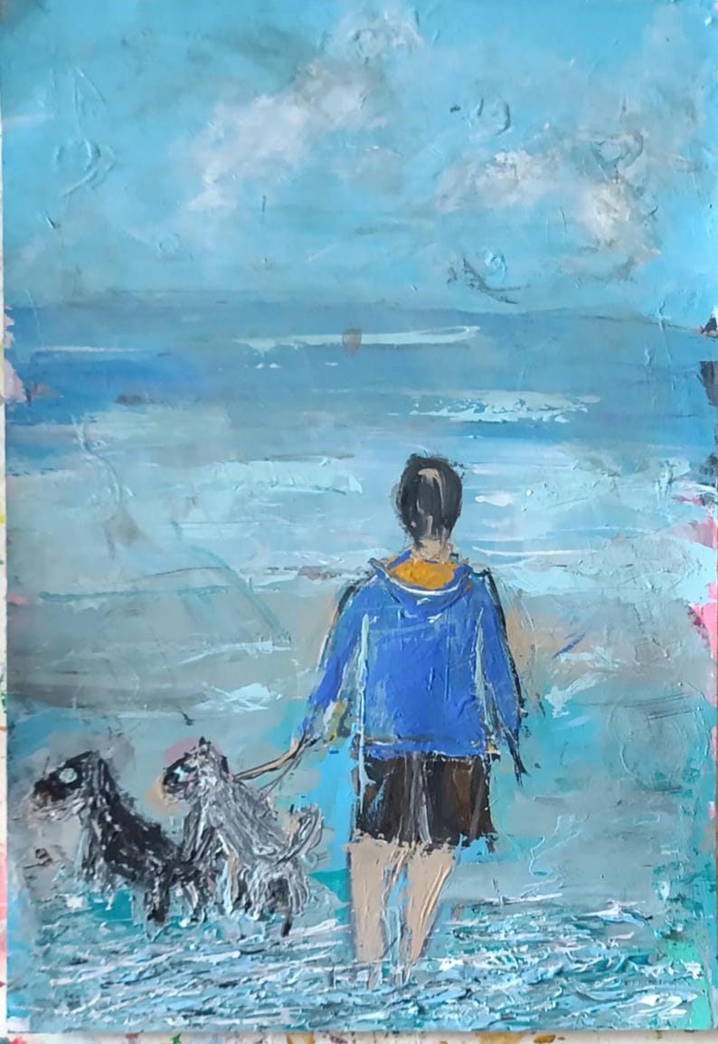 K&ouml;nnte beinhalten: Ein &Ouml;lgem&auml;lde auf Leinwand zeigt eine Person von hinten, die eine leuchtend blaue Kapuzenjacke und dunkle Shorts tr&auml;gt und zwei Hunde an der Leine an einem Sandstrand ausf&uuml;hrt. Die Szene zeigt einen hellblauen Himmel und strukturierte Wellen.