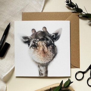 Carte de voeux drôle d'animal de visage de girafe - art animalier d'illustration de luxe dessiné à la main - intérieur vide pour l'anniversaire, la fête des mères, la bonne chance