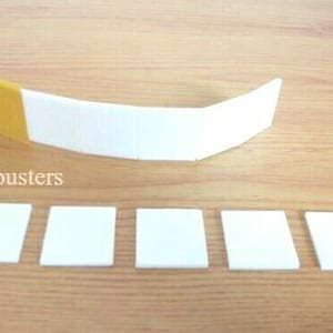 100 selbstklebende doppelseitige weiße Schaumstoffpads Sticky Fixers Card Craft Creating 3D Effekt 25mm Quadrat x 2mm dick