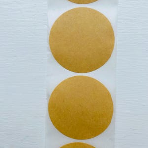 Etiquetas adhesivas redondas en blanco de color marrón kraft para etiquetar frascos, ollas y organizar la despensa de la cocina.