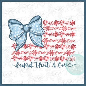 Pu&ograve; includere: Un design patriottico con un fiocco azzurro decorato con stelle bianche, strisce floreali rosse e la scritta "land that I love" in corsivo. Il design &egrave; su sfondo bianco con un bordo blu.