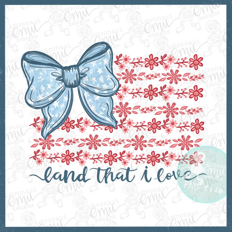 Pu&ograve; includere: Un design patriottico con un fiocco azzurro decorato con stelle bianche, strisce floreali rosse e la scritta "land that I love" in corsivo. Il design &egrave; su sfondo bianco con un bordo blu.