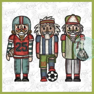 Könnte beinhalten: Drei Nussknacker-Figuren in Sportuniformen. Die erste trägt eine rot-weiße Fußballuniform mit der Nummer 25 auf der Vorderseite. Die zweite trägt eine blau-weiße Fußballuniform mit der Nummer 10 auf der Vorderseite. Die dritte trägt eine grün-weiße Baseballuniform mit der Nummer 7 auf der Vorderseite.