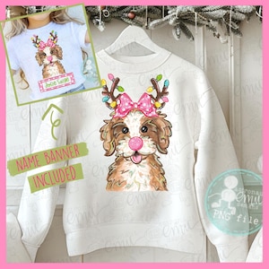 Puede incluir: Sudadera blanca con un perro de dibujos animados con cuernos de reno, un lazo rosa y una nariz roja. El diseño del perro también está en una camiseta blanca. Las palabras "NAME BANNER INCLUDED" son visibles.