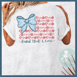 Pu&ograve; includere: T-shirt bianco con un design patriottico. Il design include un fiocco azzurro con stelle bianche, strisce floreali rosse e rosa e la scritta "land that I love". La maglietta &egrave; in stile casual.
