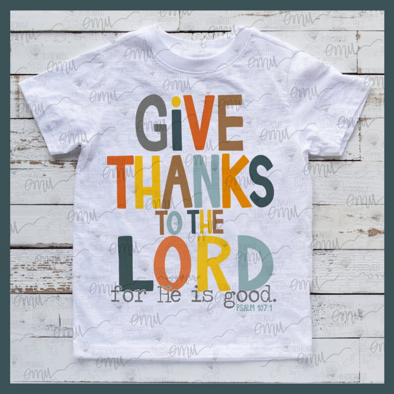 K&ouml;nnte beinhalten: Wei&szlig;es T-Shirt mit einem bunten Grafikdesign, auf dem "Give Thanks to the Lord for He is good. Psalm 107:1" steht.